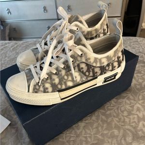 Dior shoes black and white. Women 9.5 size 40 men’s 7.5